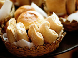 Na co zwrócić uwagę podczas implementacji oprogramowania dla piekarni? Ciągły rozwój technologiczny pozwala w sposób znaczący usprawnić funkcjonowanie przedsiębiorstw działających w różnych branżach. Widoczne jest to zwłaszcza w przypadku firm skupiających się na sprzedaży gotowych towarów. Świetnym na to przykładem są piekarnie. Dlaczego? Ponieważ coraz więcej z nich korzysta z dedykowanych systemów, których funkcjonalność jest tak szeroka, że pozwala znacząco usprawnić wiele procesów – sprzedaż, obsługę klientów, zarządzanie towarami, a nawet księgowość. Oczywiście pod warunkiem, że zostaną dobrze dobrane i prawidłowo zaimplementowane. Jeżeli interesuje Cię temat prognozy sprzedaży, zajrzyj na stronę: https://infopiek.pl/prognoza-sprzedazy/ - znajdziesz tutaj wszystkie niezbędne informacje. I w tym miejscu powstaje pytanie – jaki program dla piekarni wybrać? Na co zwrócić uwagę, by ostateczna decyzja okazała się prawidłowa? Rynek jest szeroki i mocno zróżnicowany, co z jednej strony może działać z korzyścią dla zainteresowanych, z drugiej jednak często powoduje poważne problemy decyzyjne. Jakie oprogramowanie dla piekarni najlepsze? Żeby więc coś, co rzeczywiście będzie przydatne, dobrze jest przeanalizować przede wszystkim możliwości poszczególnych systemów. Jak łatwo się domyślić, ogromne znaczenie ma tu producent odpowiedzialnych za ich przygotowanie. Współpraca ze sprawdzonymi, cenionymi podmiotami sprawi, że piekarnia otrzyma dostęp do nowoczesnych rozwiązań. Skupiać powinny się one na najważniejszych procesach zachodzących w firmie. Dobry program dla piekarni pozwoli więc na szybsze zamawiania towaru, lepsze zarządzanie sprzedażą, łatwiejszą komunikację z dostawcami i handlowcami, a także na automatyzację konkretnych czynności. Umożliwia to sztuczna inteligencja, która często jest implementowana w tego typu systemach. Ogromne znaczenie ma ponadto implementacja oprogramowania. Musi ona odbywać się na jasnych zasadach. Najlepiej w taki sposób, aby nie zaburzać codziennej pracy firmy. Ponownie trzeba więc podkreślić, jak ważna jest współpraca ze sprawdzonymi producentami. Dzięki nim program dla piekarni okaże się wyłącznie korzystny. Jak więc wybrać takiego partnera? Najlepiej poprzez analizę opinii wystawianych przez innych klientów. Tego typu informacje okażą się bardzo cenne. Na ich podstawie można bowiem dowiedzieć się, czy dany podmiot rzeczywiście zapewnia dostęp do sprawdzonych rozwiązań i czy jest w stanie dostosować je do potrzeb oraz wymagań konkretnych przedsiębiorstw. Biorąc pod uwagę powyższe kwestie, znacznie łatwiej jest podjąć właściwą decyzję, która pozytywnie wpłynie na wyniki uzyskiwane przez firmę