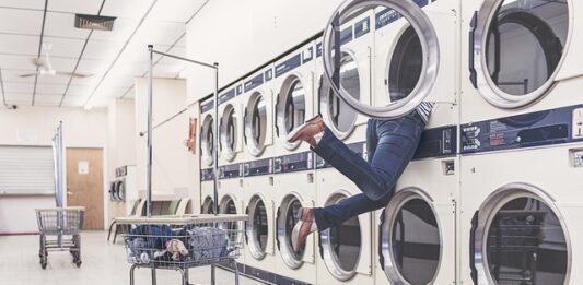 Czy można trzymać brudne ubrania w pralce?