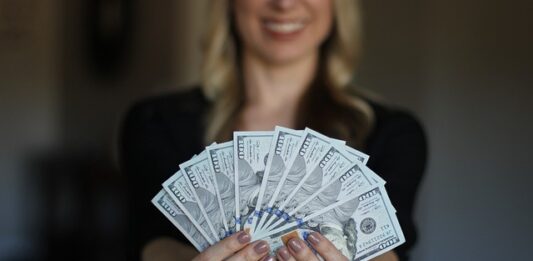 Ile zarabia się w Rossmanie? Ile zarabia się w Rossmanie?