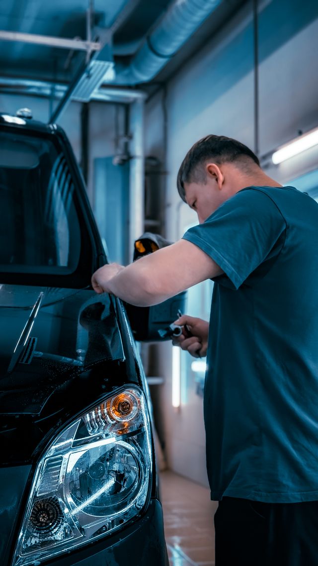pexels-bulat843-1243575272-31154207 Jak przygotować samochód do oklejenia
